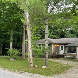 Cheerful 4-bedroom cottage in nature setting, hotelli kohteessa Waubaushene