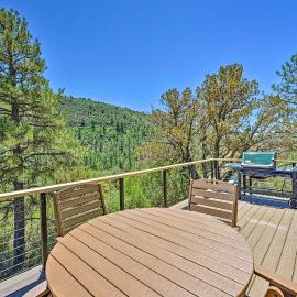Deck & Mogollon Rim Views: Secluded Payson Cabin, hotel in Payson