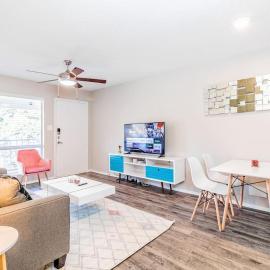 SoCo Chic Apartment Suites Close to Downtown