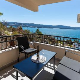 Gorgeous Apartment In Komarna With Wifi, hôtel à Komarna