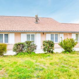 2 Bedroom Awesome Home In Langon, hotell i Langon