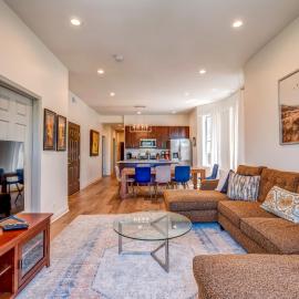 Spacious 5-BR Apt next to transit Free Parking: Chicago'da bir otel