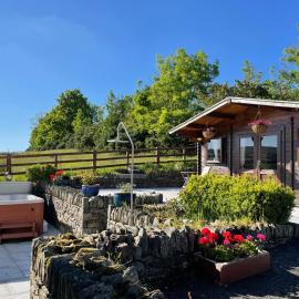 Rustic Chalet Superking bed Free Sauna Jacuzzi Spa Wifi Netflix Parking، فندق في Killaloo