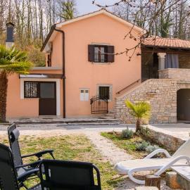 3 Bedroom Gorgeous Home In Mandalencici, Hotel in Čubanići