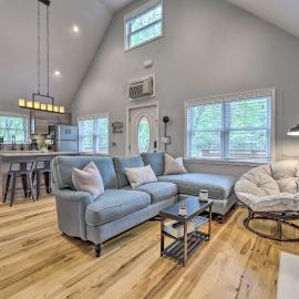 Near Lakes & Resorts: Pet-Friendly Long Pond Abode، فندق في Long Pond
