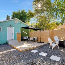 ModernTropic 2bd/1ba Near Beach w/ fence yard/deck, hotel di Lake Worth