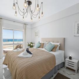 Stylish Algarve Apartment with Spacious Terrace & Sea Views, hotel in Quarteira