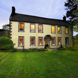 Topside House - Beautiful 7 bedroom house with hottub wifi and parking near Bath Wells Frome, hotel en Oakhill