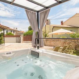 Holiday Home Giovanni Vabriga with private Jacuzzi, Hotel in Vabriga