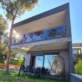Özel havuz ve deniz manzaralı yeni villa