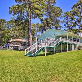 Waterfront Onalaska Retreat w/ Private Dock!, hotel v destinácii Blanchard