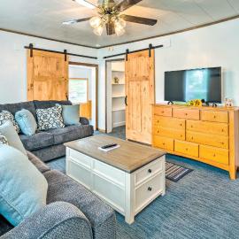 Historic Cabin Retreat: Steps to Okoboji Lake, Hotel in Arnolds Park