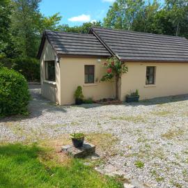 Sea View 1-Bed Cottage Sleeps 2 w Private Garden, hotel a Skibbereen