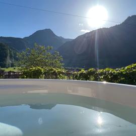 Romantic private superior Swiss Chalet with Hottub, hotel di Lungern