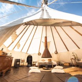 Slapen tussen de schapen in de Tante Tipi, hotel a Zennewijnen