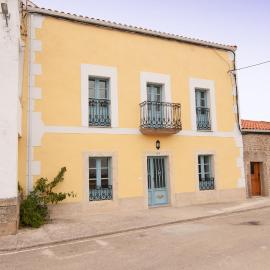 Casa Amarilla Arribes, hotel in Cerezal de Peñahorcada