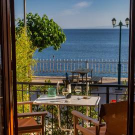 Notos Sea Front Apartment, hotel v destinácii Glóssa