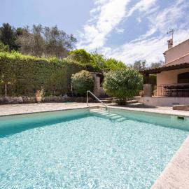 Large Provencal villa with swimming pool in lush greenery LIVE IN CANNES, Hotel in Vallauris