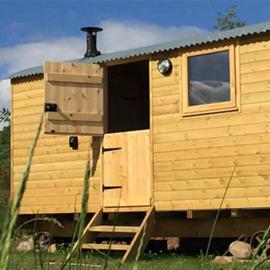 The Shepherd's Hut with seasonal swimming pool โรงแรมในเร็กซ์แฮม