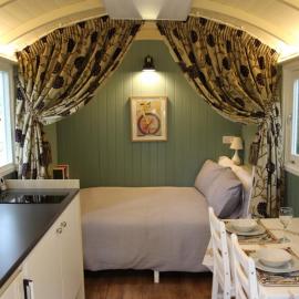 The Kestrel Shepherd Hut, Whitehouse Farm, hotelli kohteessa Stowmarket