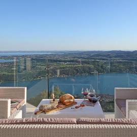 Villa Luna Stunning Modern Villa Shared Infinity Pool, Big garden, Fantastic lake view,AC,, хотел в Сало