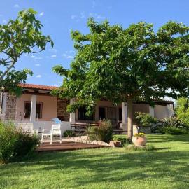 Countryside villa in Sardinia, khách sạn ở Triei