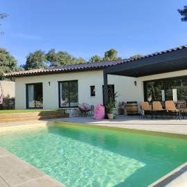 Villa 8 pers piscine et clim à 15 min de la mer, ξενοδοχείο σε Cournonsec