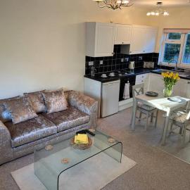 Self contained, spacious annex with private drive.، فندق في Kent