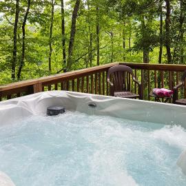 'Nature's Retreat' w/ Hot Tub: 7 Mi to Bryson City, hotel i Whittier