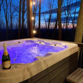 MTN Cabin Sleeps 10 - 5 Mins To Fishing & Camping, hotel din Ellijay