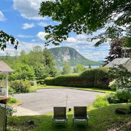 Newly Renovated villa with magnificent views, hotel em Coaticook