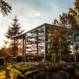 Mirror house, hotel sa Tīnūži