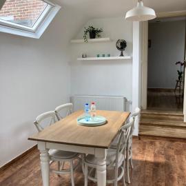 Rustig appartement in het groen met terras, hotel em Kontich