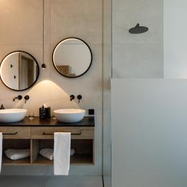 The Hang Over, hotel u gradu 'Andau'