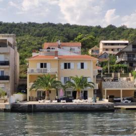 un site calme et unique au Montenegro Loue des logements les pieds dans l eau avec plage privée en face de l ile Saint Marco