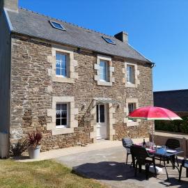 Stone House near Penze River and Morlaix Bay, hotel in Plouénan