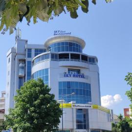 Sky Hotel Korce, hótel í Korçë