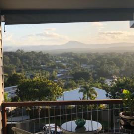 Enjoy own space with a Queen bed, & great views from the deck, Hotel in Coolum Beach