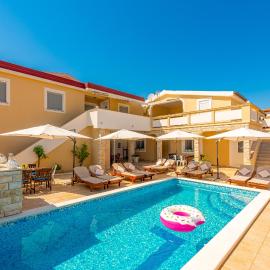 Villa Karmen - Poolhouse, hotel u gradu Vir