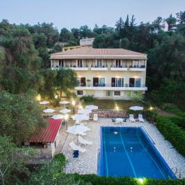 Amfitriti Hotel & Studios, hotelli kohteessa Lákka