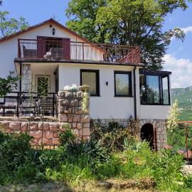 Nice Mountain & Valley Views House with Terraces and Meadows, For Nature Lovers, hotel i Bribir
