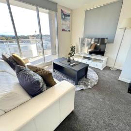 Spacious & High in the Skyplaza - 1bd 1bth Apt, hotell i Phillip