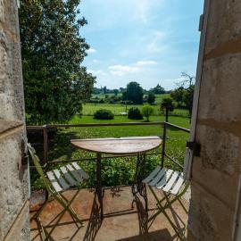 Suite campagnarde près Bordeaux, vue sur les vignes au Château Camponac, hotell i Bourg-sur-Gironde