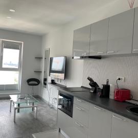 Cozy 2-Room Penthouse Lakeview W14, hotel in Boekarest