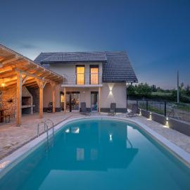 Villa Nesa - beautiful guest house at continental Croatia with Outdoor swimming pool, Sauna and 3 Bedrooms, hotelli kohteessa Plaški