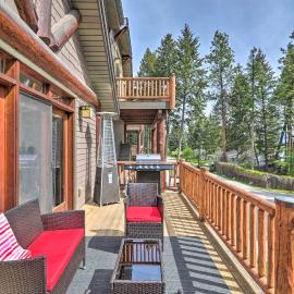 Flathead Lake Getaway w/ Balcony, Fireplace!, Hotel in Somers