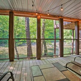 Viesnīca Crystal River Cabin w/ Scenic View & Fire Pit pilsētā Walland