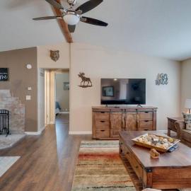 Amazing 3 Bed, 2 Bath Cabin between Flagstaff & Sedona, hotel in Munds Park