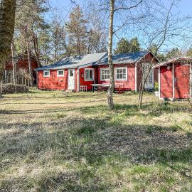 Beautiful Home In Löderup With Kitchen, hotel a Löderup
