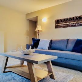 Spacious Basement suite – hotel w mieście Camrose